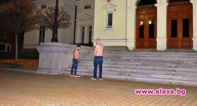 Рапърите Зипо и Слаш се облекчиха пред парламента