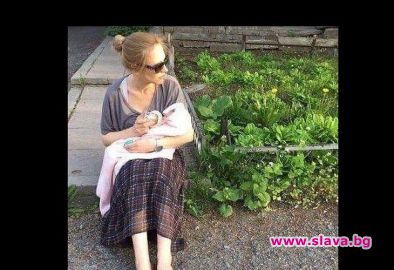 Ицко Финци гледа бебето в балканско село