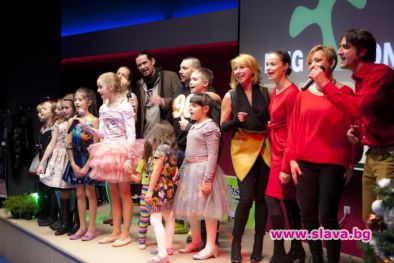 Звезди помагат на деца с песен