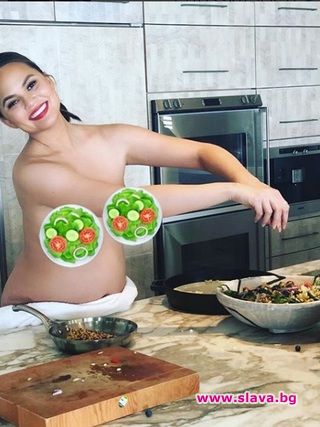 Макар и бременна: Криси Тейгън готви гола