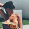НиЛо без бански и с книга в ръка на 8-и март 