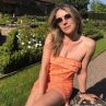 Обраха Лиз Хърли, докато тя забавлява гости