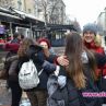 Ученици подаряват прегръдки по повод Международния ден на прегръдката