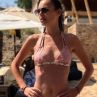 Снахата на Доган показа секси тяло на плажа 