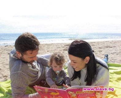 Ралица и Теди на плажа с бебето 