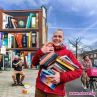 Художник изрисува блок с любимите книги на обитателите