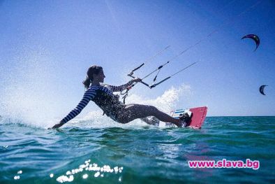 Сани Жекова на сърф в Африка