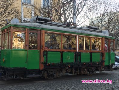 Ретро трамвай разхожда коледния дух в София