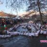 Мъжкото хоро се изви в ледените води на Тунджа в Калофер