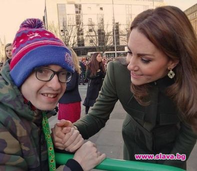 Кейт Мидълтън даде топла прегръдка на момче с аутизъм 