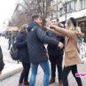 Ученици подаряват топли прегръдки 