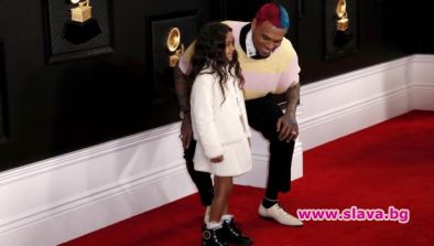 Крис Браун с дъщеря си на наградите Грами