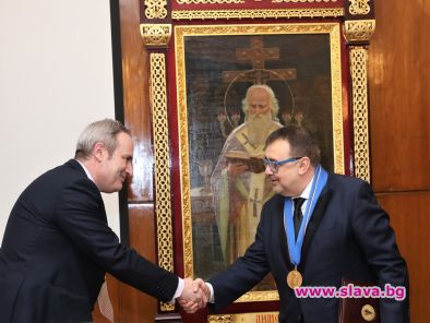 Проф. Любомир Стойков с почетен знак на Софийския университет