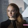 Софи Търнър оцелява в самолетна катастрофа 