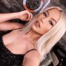 Тита в предизвикателна черна рокля