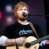 Ед Шийрън учи деца да свирят на китара онлайн