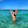 Олга Модева чисто гола в кристалните води на Карибско море