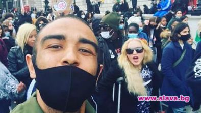 Мадона с патерици на протест в Лондон