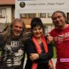Маги Халваджиян се весели с майка си и брат си в семейния хотел