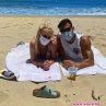 Бритни на плаж с маска