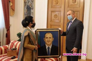 Посланичка подари рисуван от нея портрет на президента