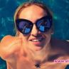Алекс Раева плува гола