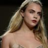 Кара Делевин в отворена връзка с певицата Холзи