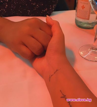  Криси Тейгън се татуира в памет на загубеното бебе 