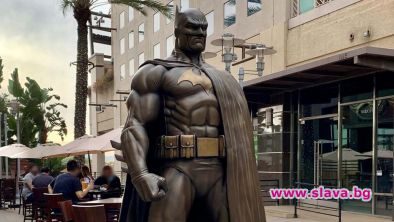 300-килограмова статуя на Батман си имат вече в Калифорния