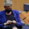 Еврокомисар плете по време на сесия в Брюксел