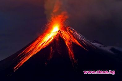 Вулканът Етна освети небето с експлозии и фонтани от лава (ВИДЕО) 