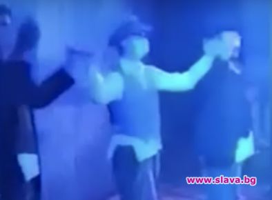 Уволниха балетиста, който излезе с медицинска маска на сцената