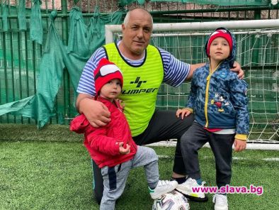Борисов с внуците на футбол