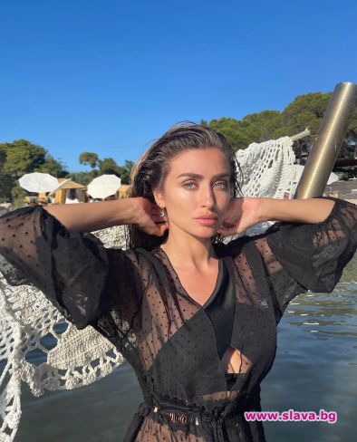 Саня Борисова вдигна градусите в мрежата с горещи кадри от слънчева Гърция