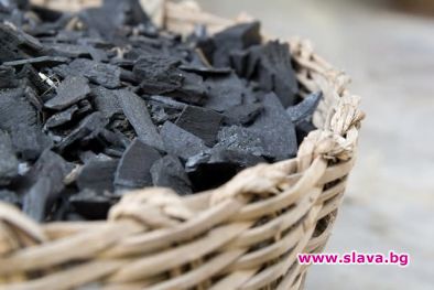 Митът за активния въглен като пенкилер и по-добър ли е белият му вариант от черния?
