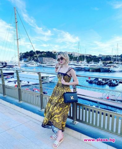 Мария Бакалова се разхожда в Монако