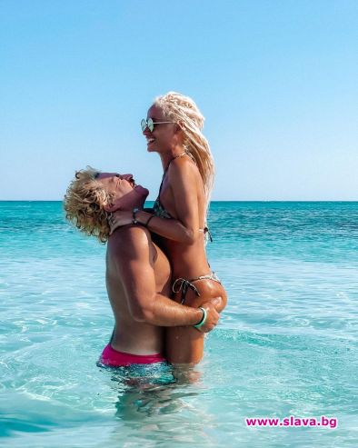  Алекс Енева и любимият ѝ се отдадоха на жаркото лято на остров Крит