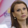 Раева и министърът си подават ръка