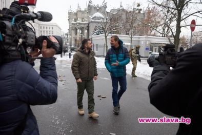 Беър Грилс се среща с президента Зеленски насред бойното поле