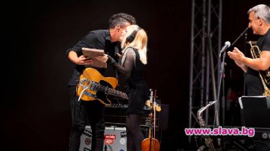 Лили Иванова разплака китариста си