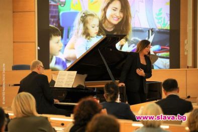 Соня Йончева пя на една сцена с деца в Женева