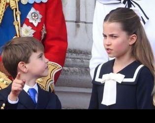 Кралските фенове смятат, че принцеса Шарлот е сладка версия на кралица Елизабет