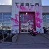 Недоволни от Мъск замеряха с розова боя Tesla в Канада