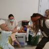Джони Деп направи изненадваща поява като капитан Джак Спароу в детска болница в Мадрид
