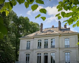 Вилата на Карл Лагерфелд на търг