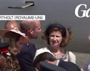 Макрон целуна ръка на Кейт в Dior