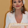 Гаф: ДесиСлава позира с торта с обърнато българско знаме