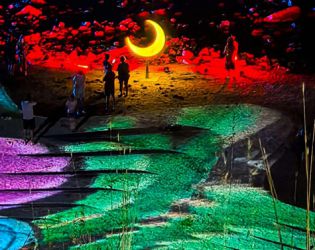 LUNAR: Море от светлини държа интереса на публиката до последно