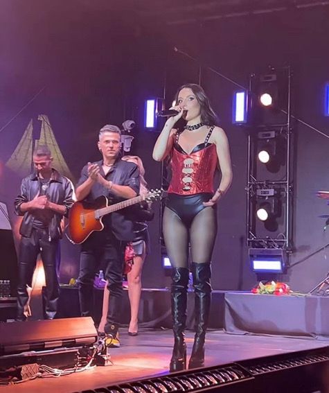 Михаела Маринова отбеляза 10 години на сцената с провокативно шоу