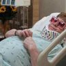 Елтън Джон стресна феновете с фалшива болнична снимка